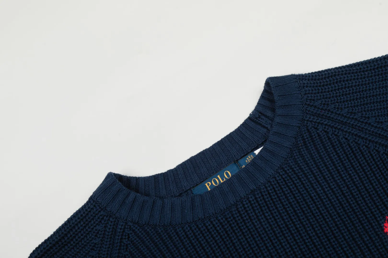 P220 Top quality" Style number: DS812# (not off the shelves all year round) [Ralph Lauren round neck piqué knitted sweater with war horse embroidery on the front and back] ✅Ralph Lauren classic basic versatile round neck pullover sweater for men and women ✅Main supply platform live broadcast Wholesale entity Replenish if out of stock Not removed from the shelves ✅ZP quality 1:1 version Scan the code to enter the GF website Counter quality ✅Detailed quality The only one in Guangzhou Imported quality cotton yarn Mainly high-end, cost-effective, good quality needless to say ✅The version is restored to the original order, the maximum size can be worn up to 200 pounds, loose, comfortable and stress-free ✅The upper body is simple and easy to match, ootd must-have style, good-looking clothes are never picky, a must-have item in the wardrobe is recommended. Size: S-XL Color: White, gray, khaki, navy blue, brown, burgundy, black with white label, black with red label